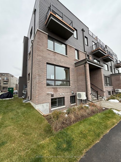 300 Mishi Private, Manor Park - Cardinal Glen and Area, ON, K1K0P2 | Card Image