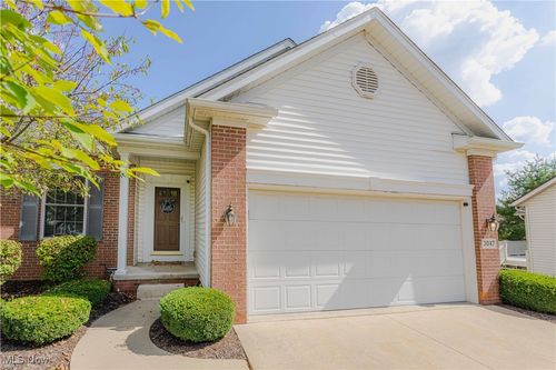 3047 Chalford Cir Nw, North Canton, OH, 44720-8279 | Card Image