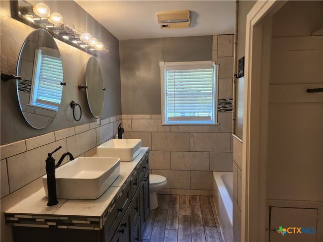 325 Montgomery St, House other with 3 bedrooms, 1 bathrooms and null parking in Yoakum TX | Image 13