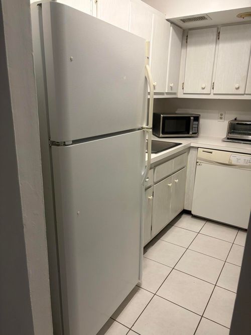 202-2400 Ne 33rd Ave, Fort Lauderdale, FL, 33305-1887 | Card Image