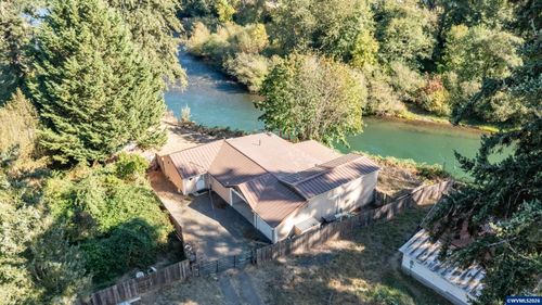 1054 N River Dr, Sweet Home, OR, 97386-1052 | Card Image