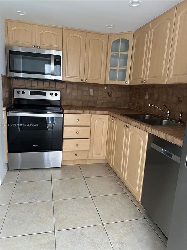 APT-1607 - 2333 Brickell Ave, Condo with 2 bedrooms, 2 bathrooms and null parking in Miami FL | Image 9