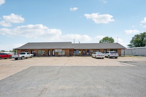 300 S Broadway St, Checotah, OK, 74426-4800 | Card Image