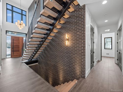 1220 N Pine St, Rochester, MI, 48307-1495 | Card Image