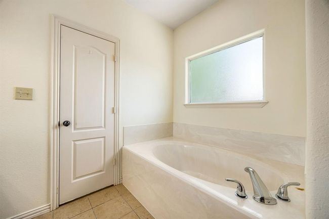 This is your full size size soaker tub to relax in after a long day | Image 28