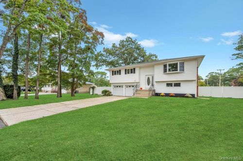 97 Ironwood St, Islip, NY, 11751-1913 | Card Image