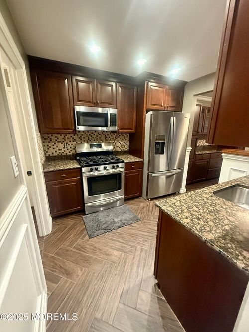 1000-6 Stork Ln, Howell, NJ, 07731-2042 | Card Image