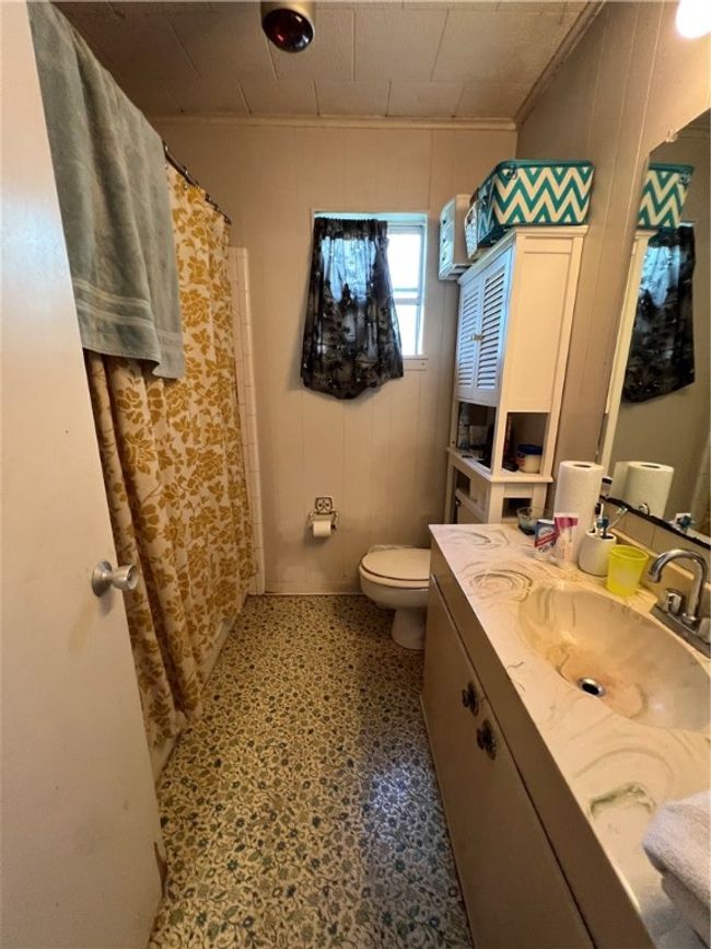 203 Dugger St, House other with 4 bedrooms, 3 bathrooms and null parking in Edna TX | Image 12