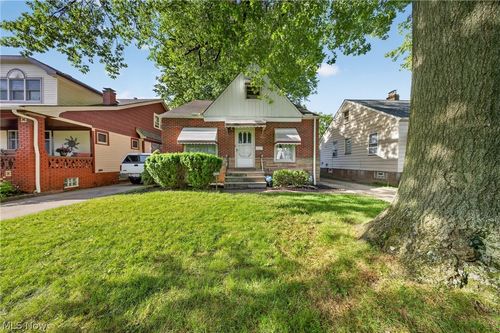 8122 Fernhill Ave, Parma, OH, 44129-2125 | Card Image