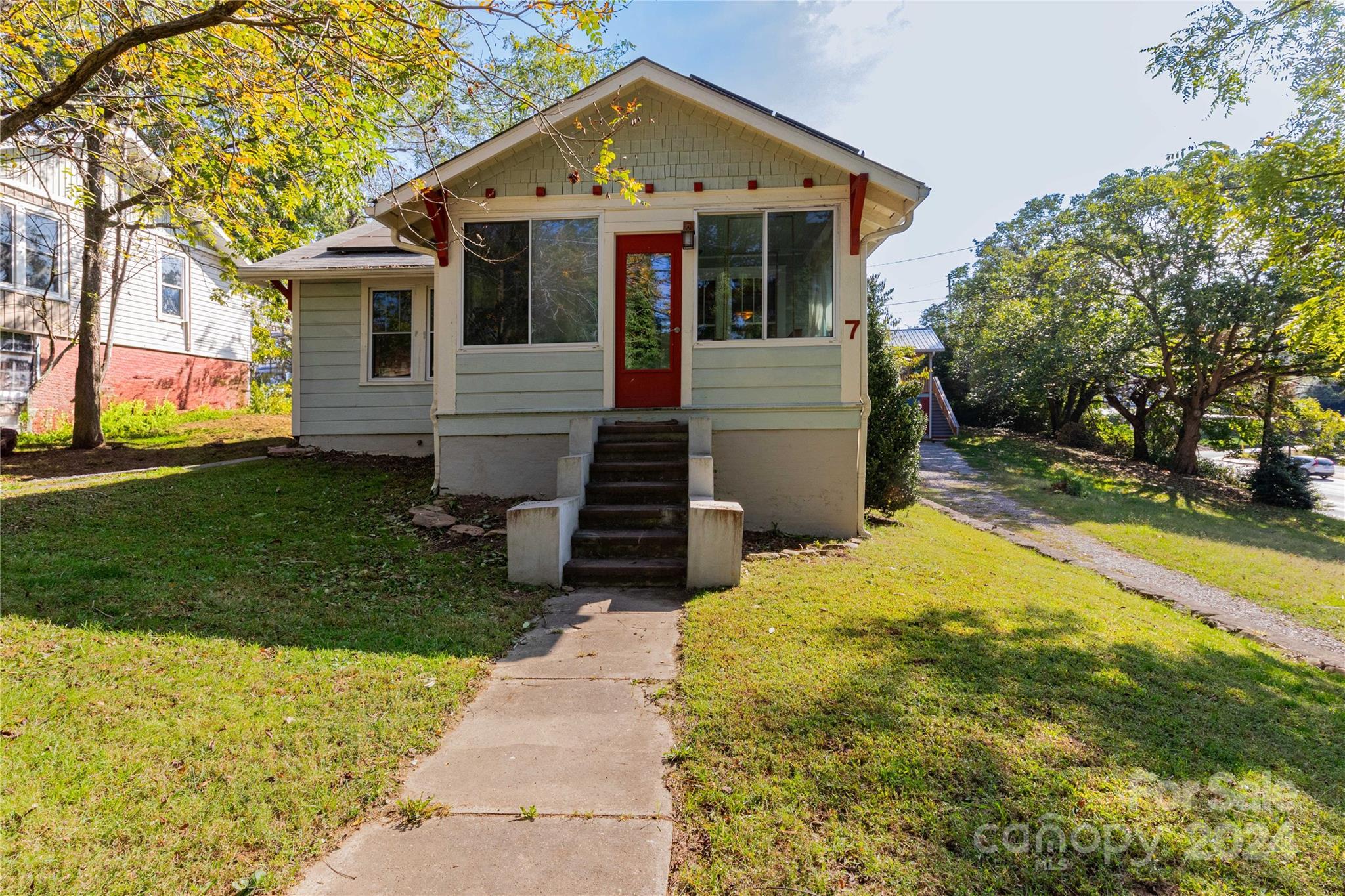 Craig Cir, Asheville, NC 28805