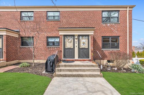 300a2-219-29 75th Ave, Oakland Gardens, NY, 11364-3035 | Card Image