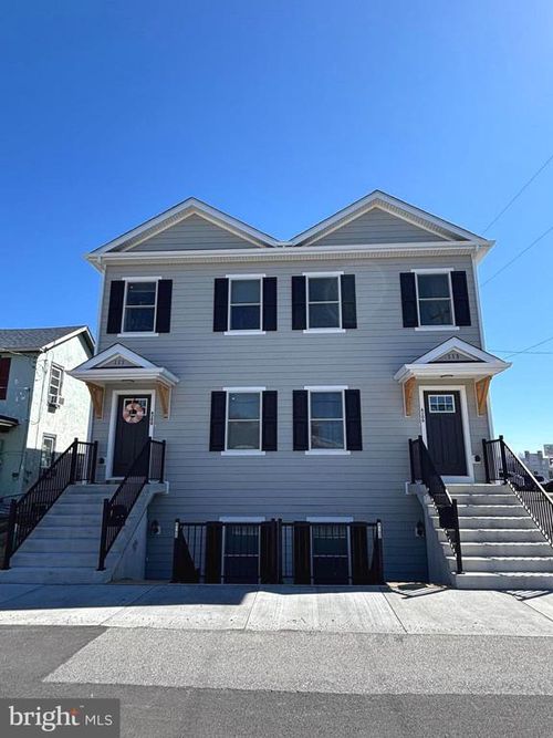 200-113 W North St, CHARLES TOWN, WV, 25414-1523 | Card Image