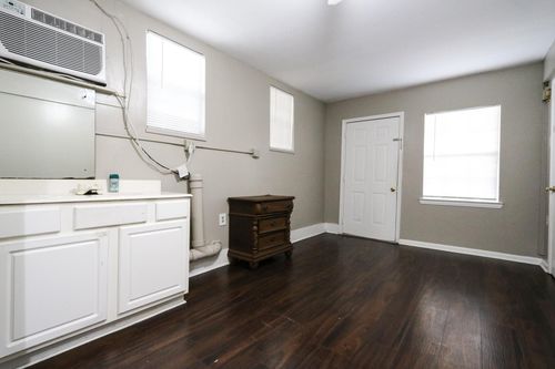 4615 University Oaks 1/2, Houston, TX, 77004 | Card Image
