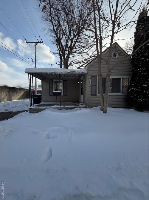 31 W Kalama Ave, Madison Heights, MI, 48071-3947 | Card Image