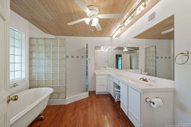 388 Oak Trl, House other with 3 bedrooms, 5 bathrooms and null parking in Pipe Creek TX | Image 16