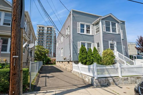 52 Manor St, Stamford, CT, 06902-7332 | Card Image
