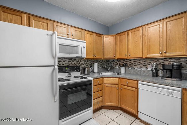 H10 - 6711 Gunston Ln, Condo with 2 bedrooms, 2 bathrooms and null parking in Prospect KY | Image 9