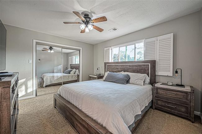 Secondary bedroom with mirrored closet. | Image 40