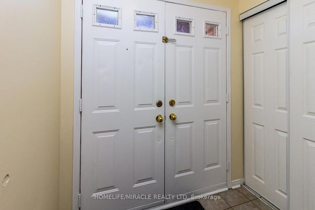 6 Sinclair Crt, Condo with 3 bedrooms, 3 bathrooms and 1 parking in Brampton ON | Image 4