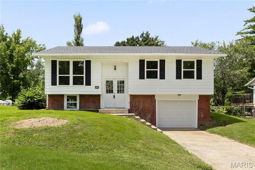 5702 Sir Galahad Ln, Godfrey, IL, 62035-2611 | Card Image