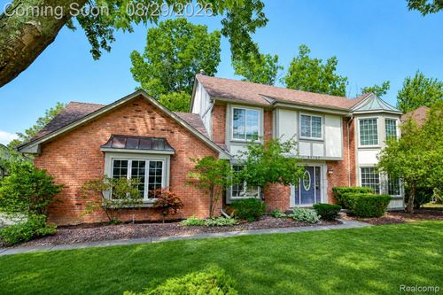 38757 Plumbrook Dr, Farmington Hills, MI, 48331-2905 | Card Image