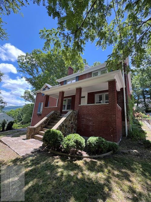 1423 Whitethorn St, Bluefield, WV, 24701-4453 | Card Image