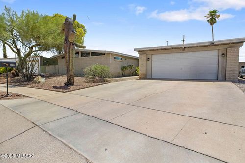 8908 E Maple Leaf Dr, Tucson, AZ, 85710-8612 | Card Image