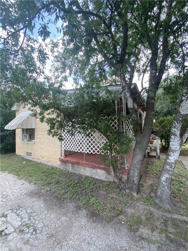 1040 E 5 Th St, House other with 2 bedrooms, 1 bathrooms and 4 parking in Alice TX | Image 11