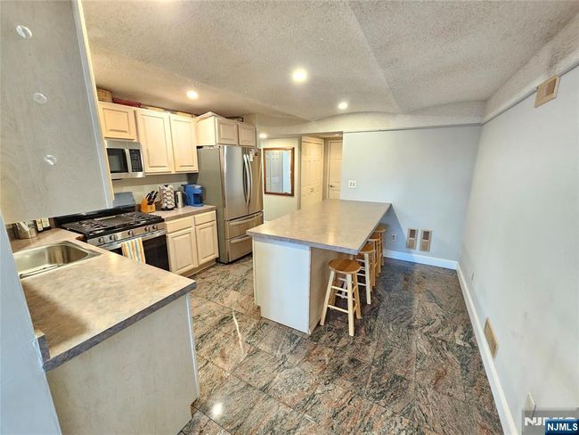 403 Heights Dr, Townhouse with 2 bedrooms, 3 bathrooms and null parking in Haledon NJ | Image 5