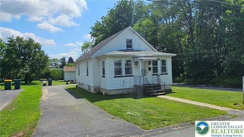 532 Oakwood St, Palmer Twp, PA, 18045-5211 | Card Image