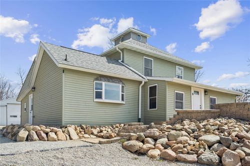 5590 22nd Ave, Vinton, IA, 52349-9433 | Card Image