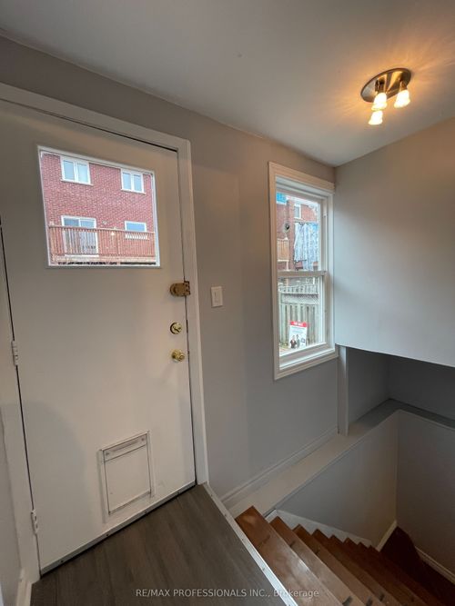 8 Birch Tree Cres, York, ON, M6M2K8 | Card Image