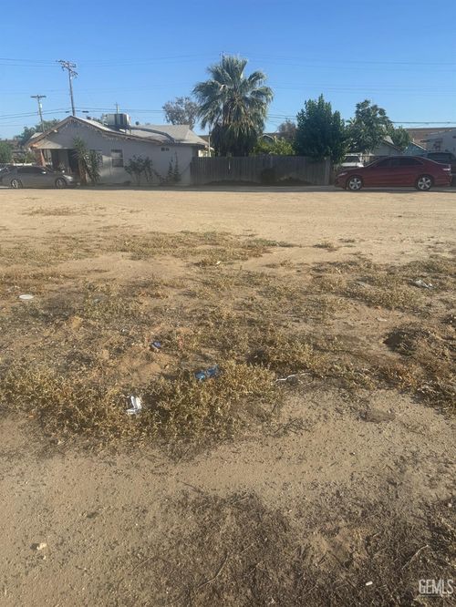 611 Brundage Ln, Bakersfield, CA, 93304 | Card Image