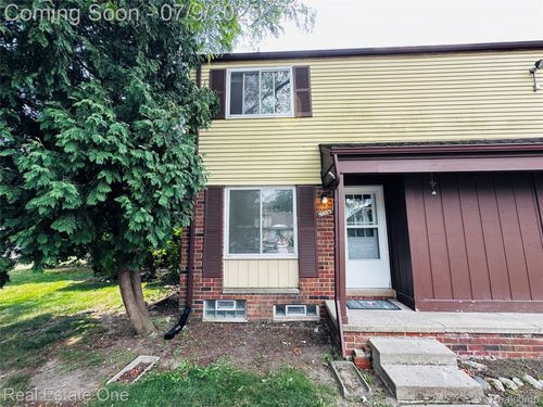 8413 Hickory Dr, Sterling Heights, MI, 48312-4711 | Card Image