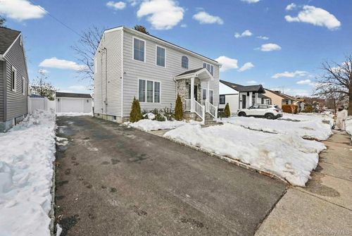 99 Kuhl Ave, Hicksville, NY, 11801-2458 | Card Image