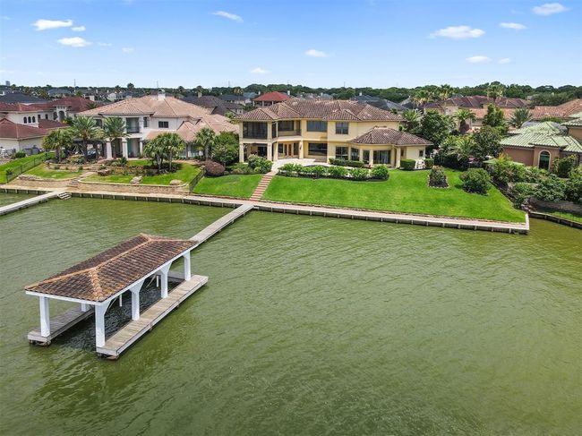 Located on Galveston Bay and Clear Lake, with a proximity to the NASA Johnson Space Center, Kemah Boardwalk, hospitals, shopping and wonderful restaurants. Seabrook is just 45 minutes from downtown Houston, 30 minutes from Hobby Airport, and 40 minutes from Galveston Island. | Image 5