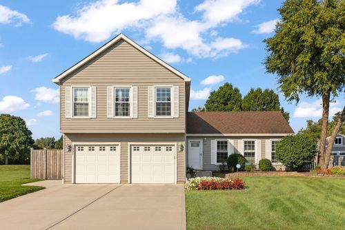 1901 Clydesdale Dr, Wheaton, IL, 60189-8980 | Card Image
