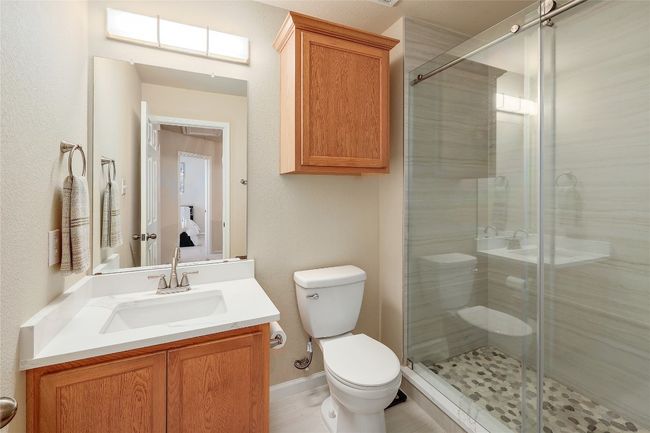 Upstairs Bathroom | Image 17