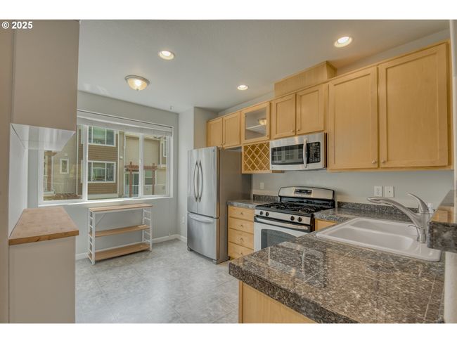 UNIT-103 - 8800 Sw 147 Th Ter, Condo with 2 bedrooms, 3 bathrooms and 2 parking in Beaverton OR | Image 4