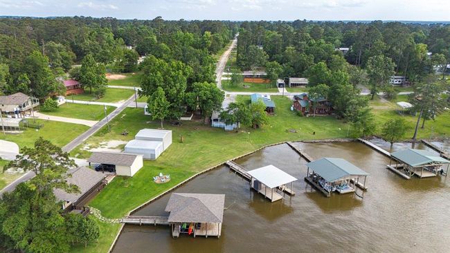 737 Lake Shore Dr, House other with 3 bedrooms, 2 bathrooms and 2 parking in Trinity TX | Image 7