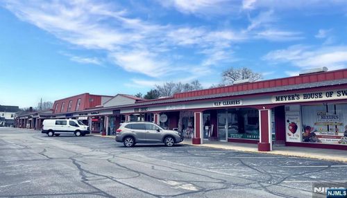 637 Wyckoff Ave, Wyckoff, NJ, 07481-1438 | Card Image