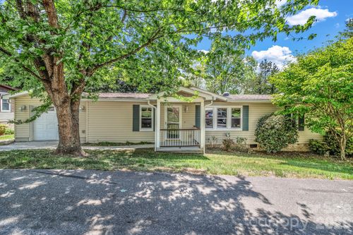 405 Deerfield Ct, Hendersonville, NC, 28792-8522 | Card Image