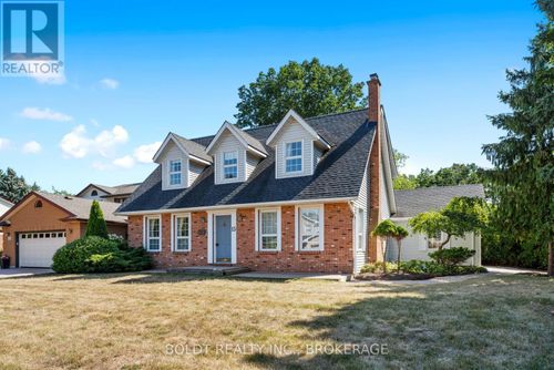 15 Macintosh Cres, Saint Catharines, ON, L2N7M1 | Card Image