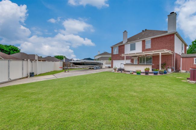 Huge back yard with gated vinyl fence | Image 28