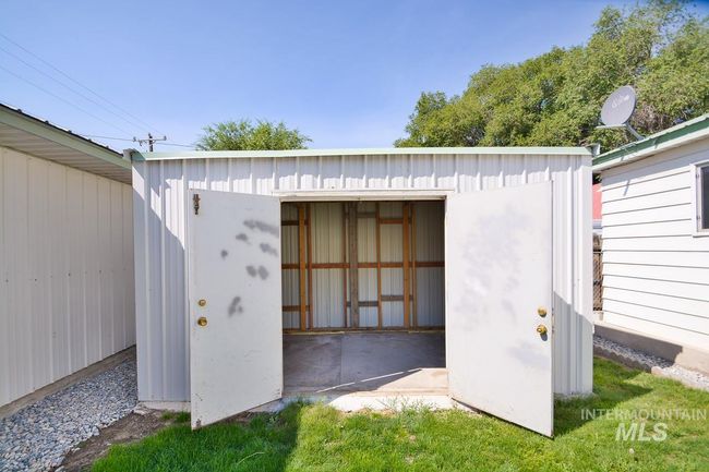 Garage with a storage unit | Image 43
