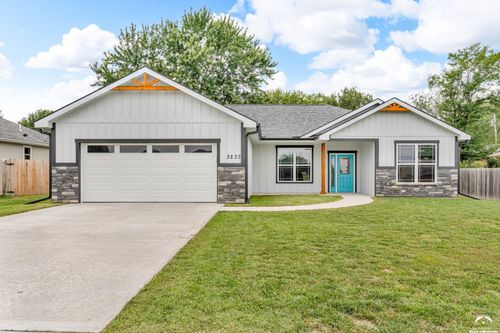 3233 Se Downing Dr, Topeka, KS, 66605-2145 | Card Image