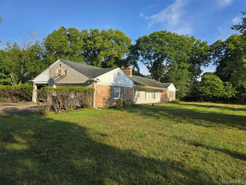 20719 Kennoway Cir, Beverly Hills, MI, 48025-3847 | Card Image