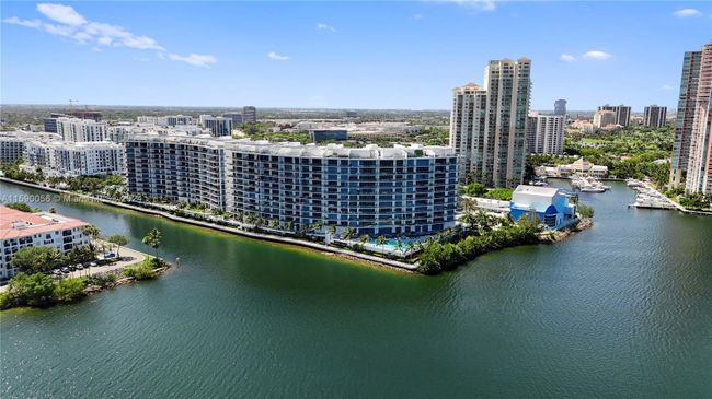 203 - 3250 Ne 188th St, Condo with 3 bedrooms, 4 bathrooms and null parking in Aventura FL | Image 2