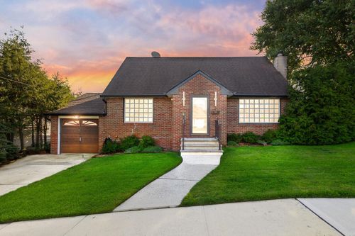 4 Gail Pl, Secaucus, NJ, 07094-3809 | Card Image