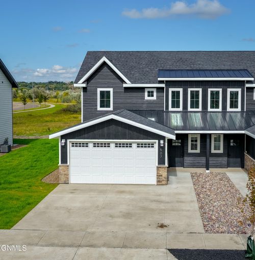 507 46th Street E, Williston, ND, 58801 | Card Image